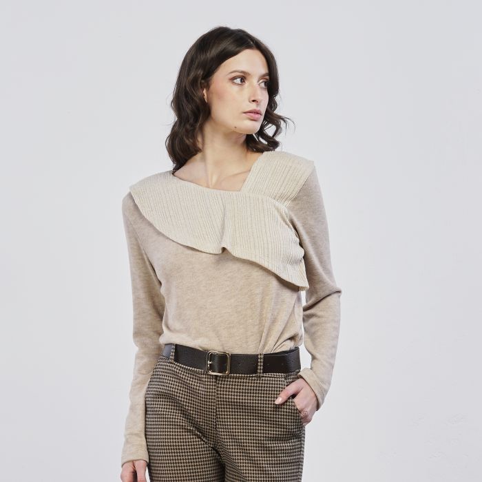 Maglioncino beige da donna con volant
