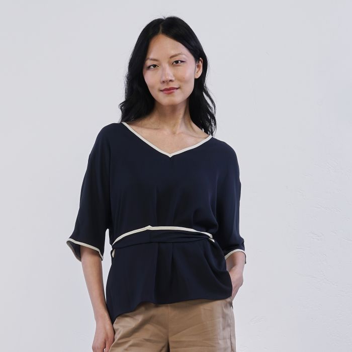 Blusa blu Alesya da donna con orli a contrasto