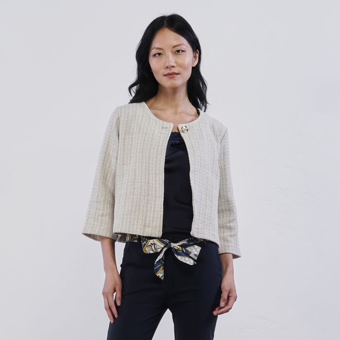 Blazer corto panna Alesya da donna con bottone gioiello