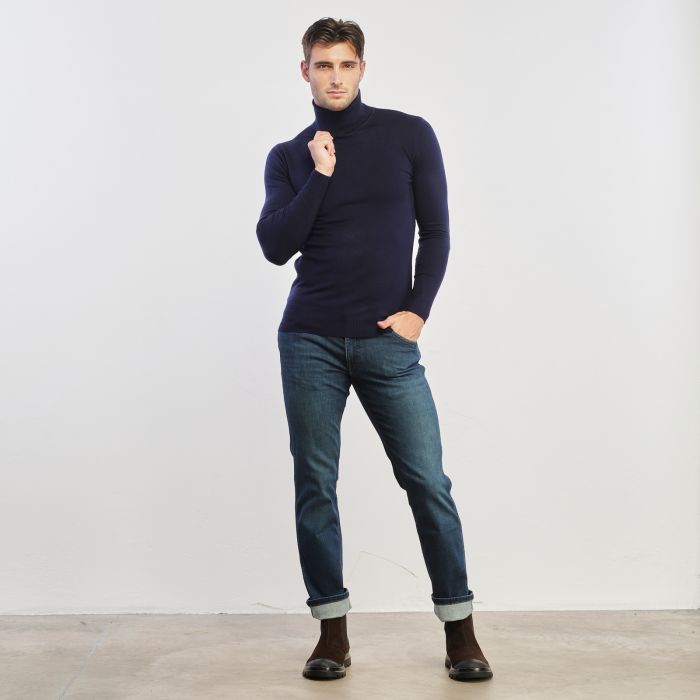 Jeans blu scuro con cuciture a contrasto