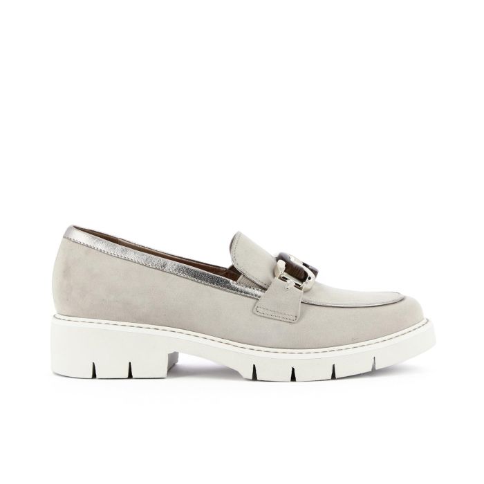 Mocassini casual beige in pelle scamosciata con catena e suola carrarmato