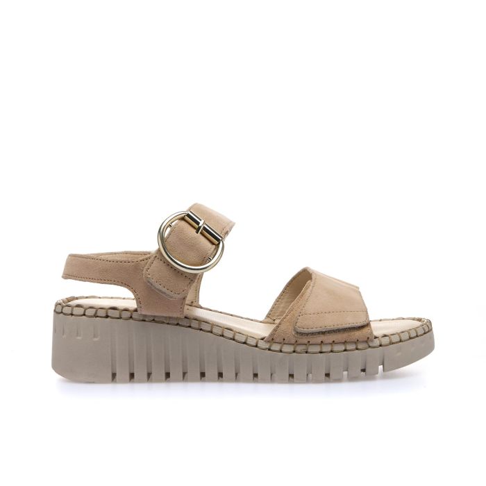 Sandali casual beige in pelle con zeppina e strappi