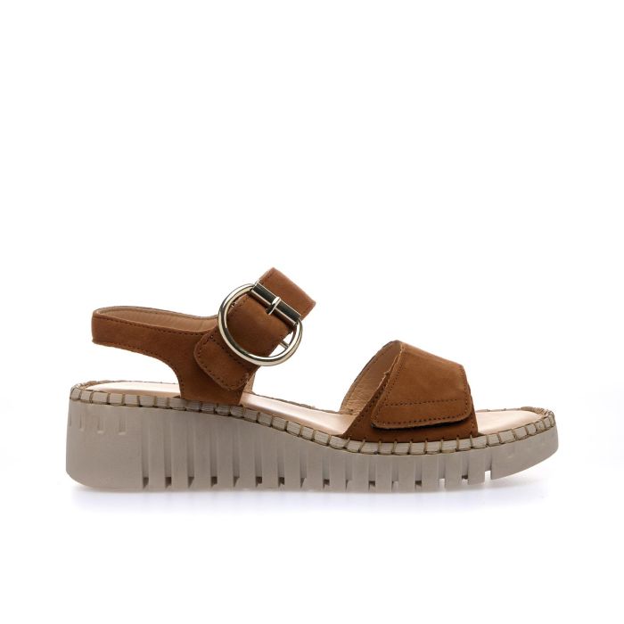 Sandali casual marroni in pelle con zeppina e strappi