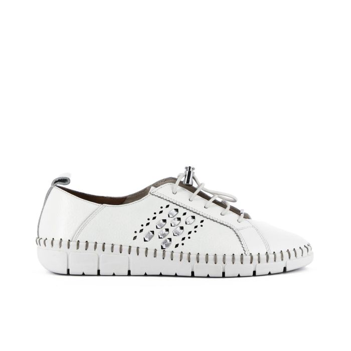 Sneakers bianche con cuciture e dettagio traforato