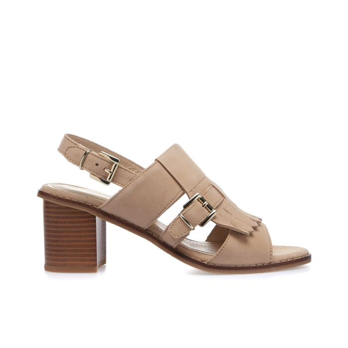 Sandali beige in pelle con tacco e dettaglio fibbia con frange