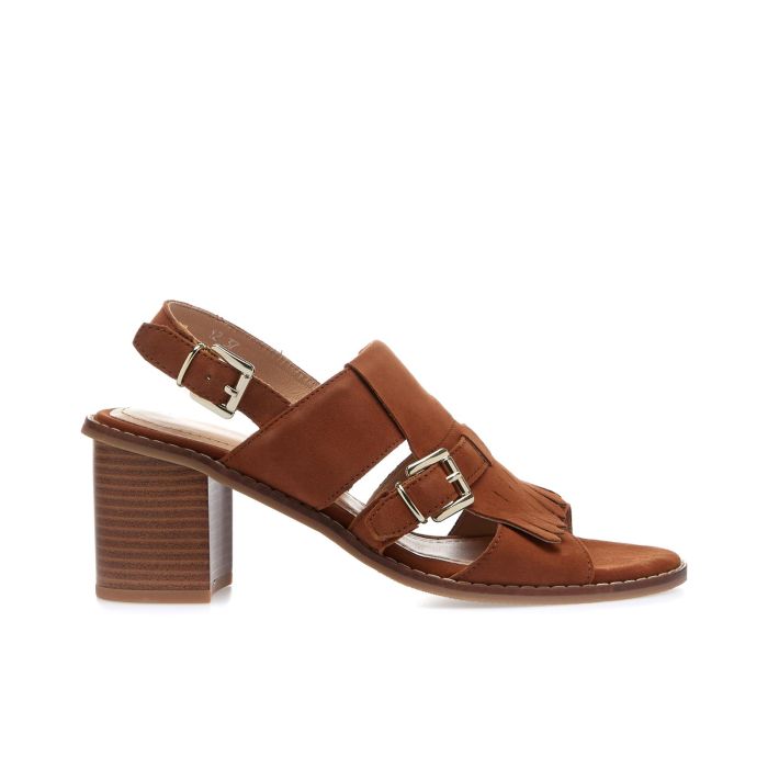 Sandali marroni in pelle con tacco e dettaglio fibbia con frange