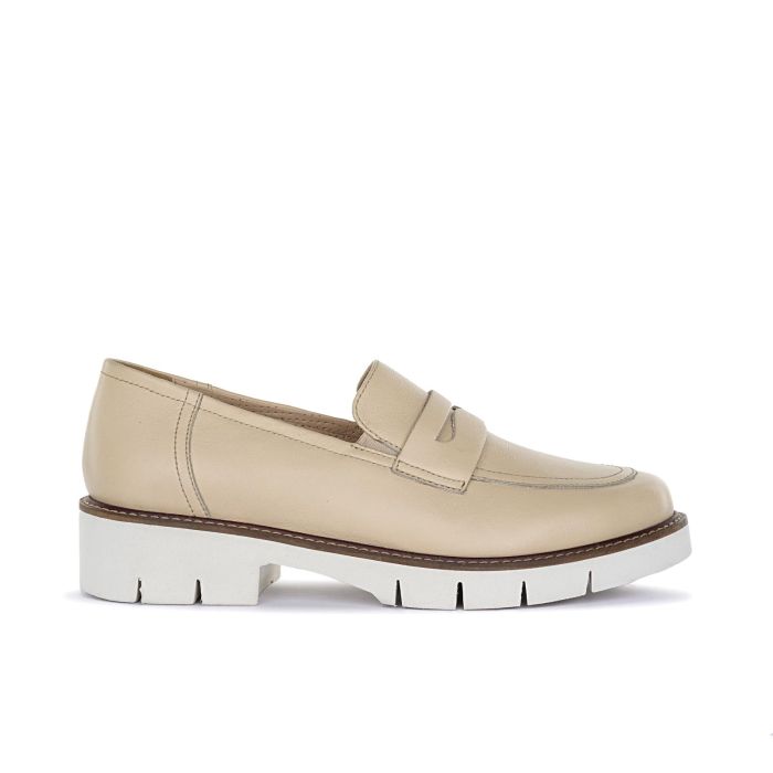 Mocassini sportivi beige con cuciture e fessura a bocca di leone