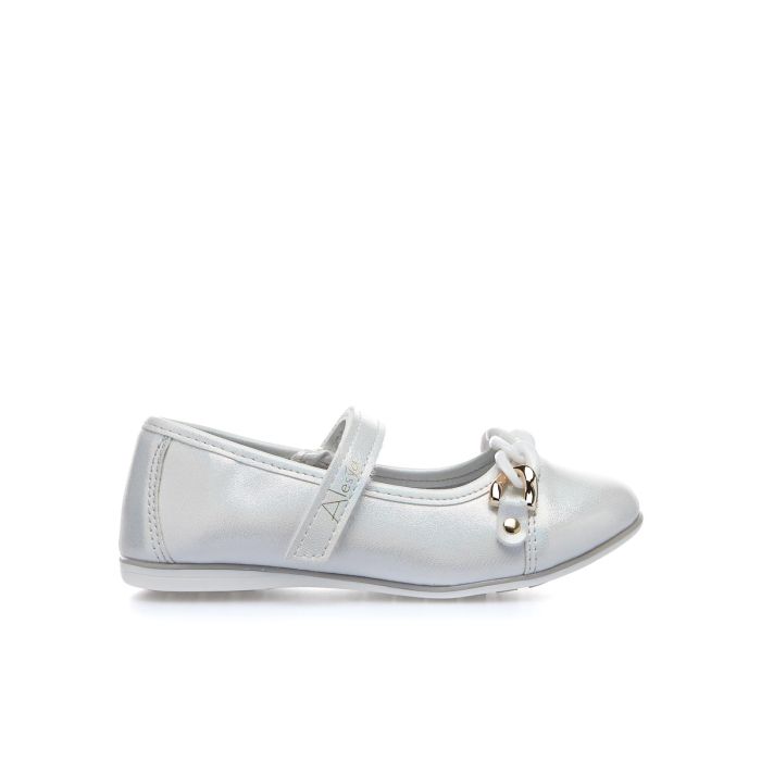 Ballerine bianche con dettaglio catena e cinturino con velcro
