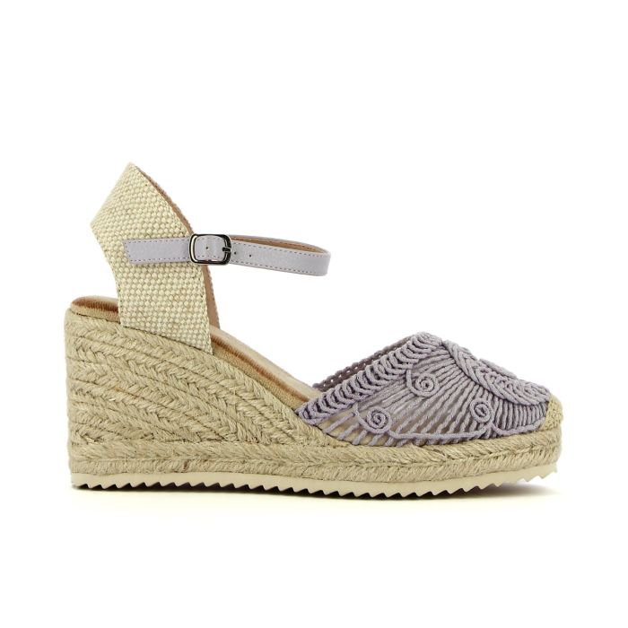 Sandali lilla modello campesine con ricami e zeppa