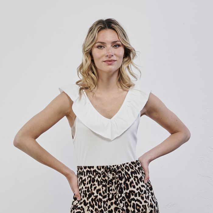 Top bianco da donna con maniche volant e scollo a V