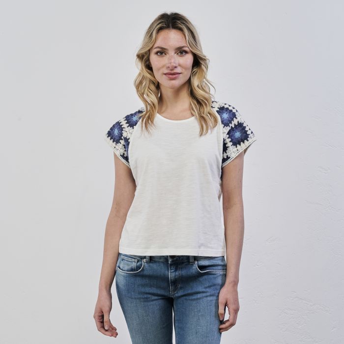 T-shirt bianca da donna con maniche corte crochet