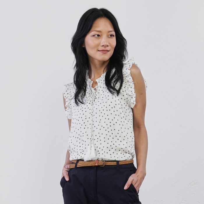 Top bianco a pois da donna con maniche volant