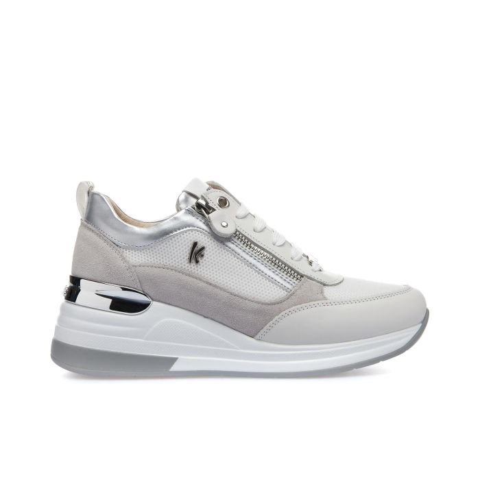 Sneakers bianche con zeppa e logo