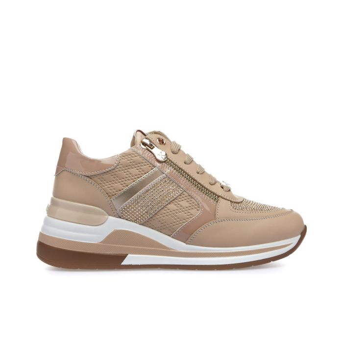 Sneakers beige con zeppa e strass