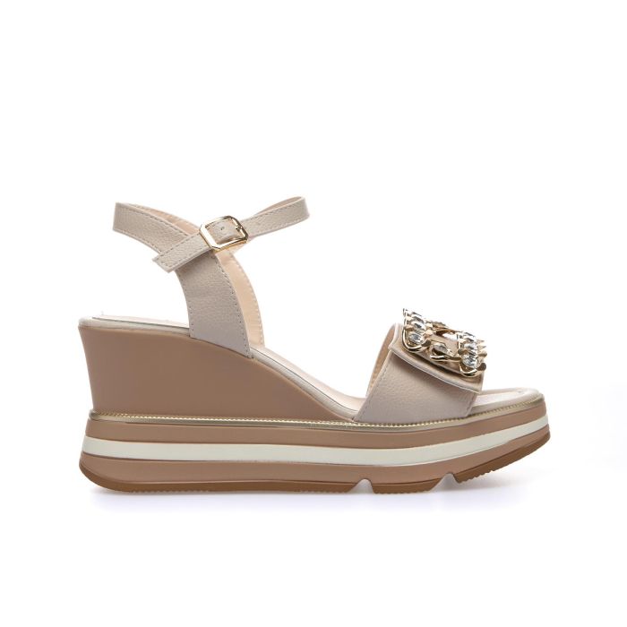 Sandali beige in pelle con zeppa e pietre gioiello