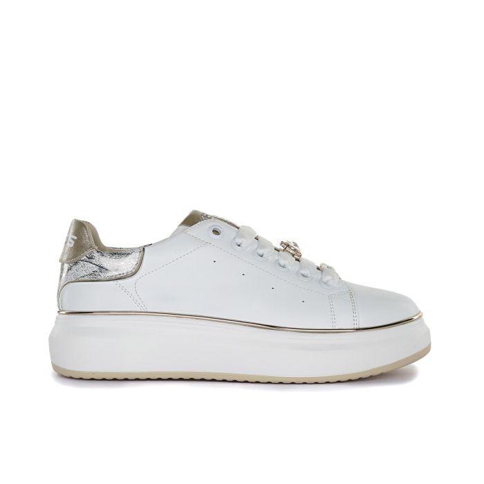 Sneakers bianche con suola platform e applicazioni gioiello sui lacci