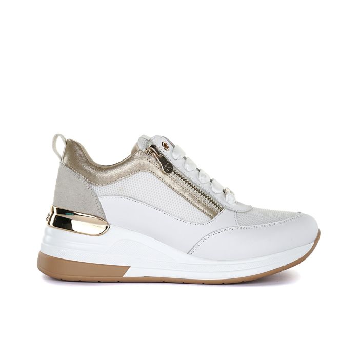 Sneakers bianche con suola zeppa e dettagli laminati