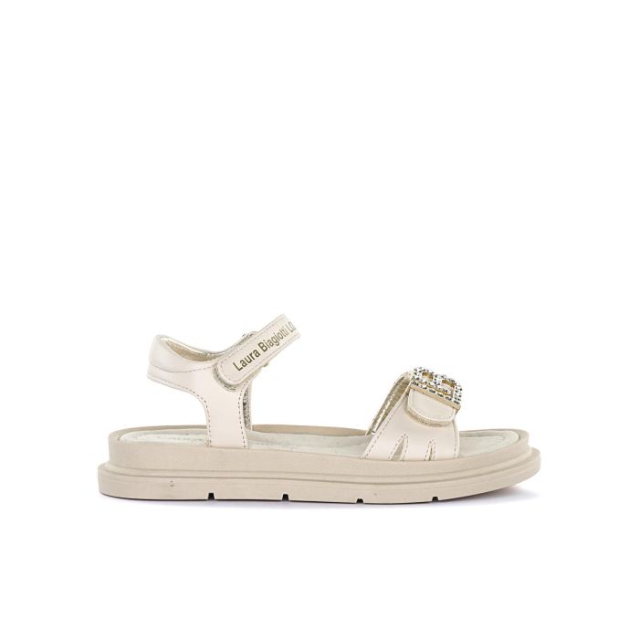 Sandali beige da bimba con strappo e logo gioiello