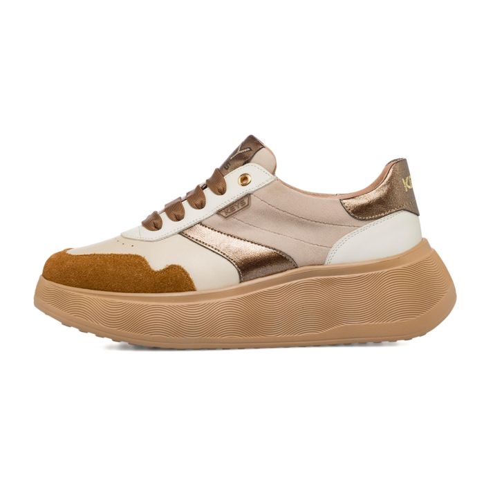 Sneakers bianche da donna con suola platform e dettagli laminati