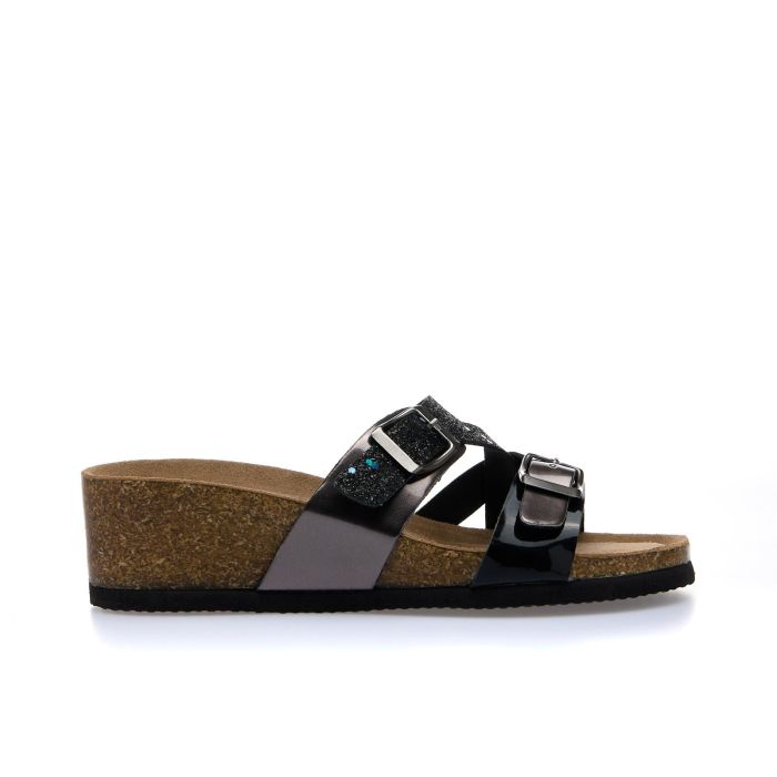 Sandali marroni con fibbie ad incrocio effetto laminato e zeppa in simil sughero