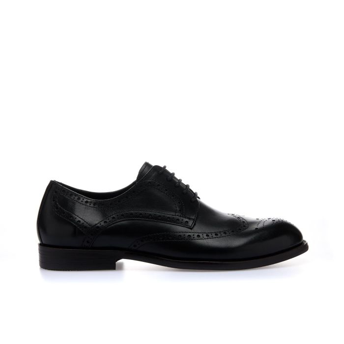 Scarpe nere eleganti in pelle con lavorazione brogue