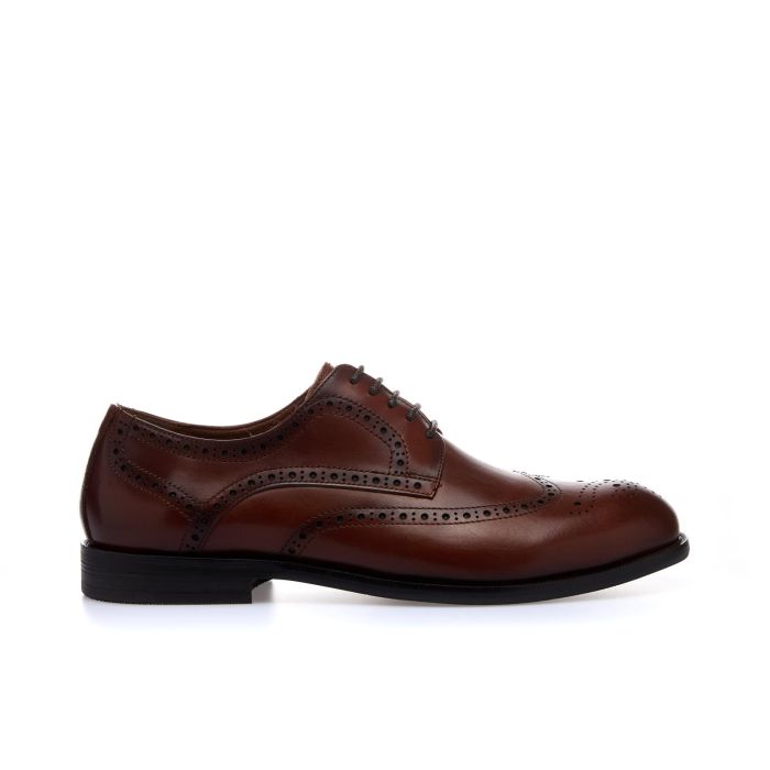 Scarpe marroni eleganti in pelle con lavorazione brogue