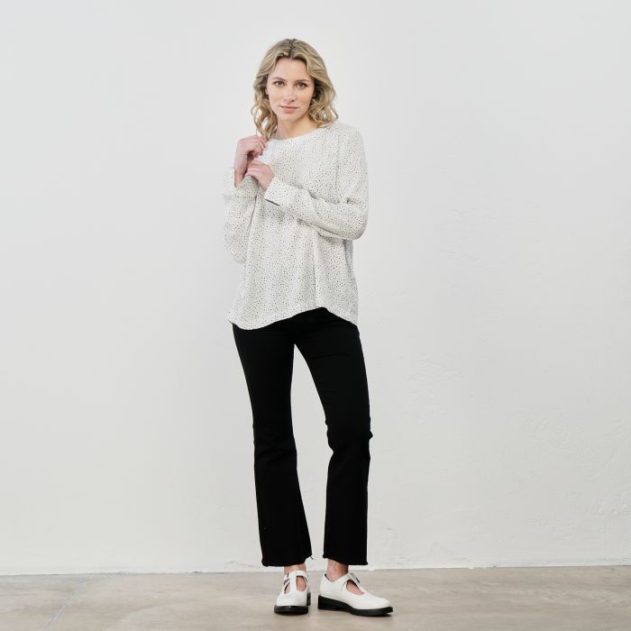 Jeans neri a zampa con orlo sfrangiato