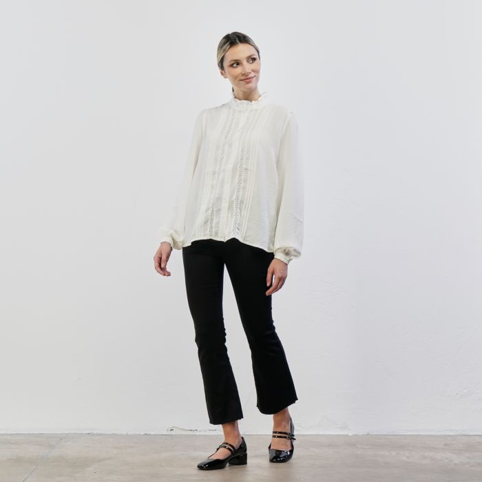 Jeans neri scampanati con orlo sfrangiato