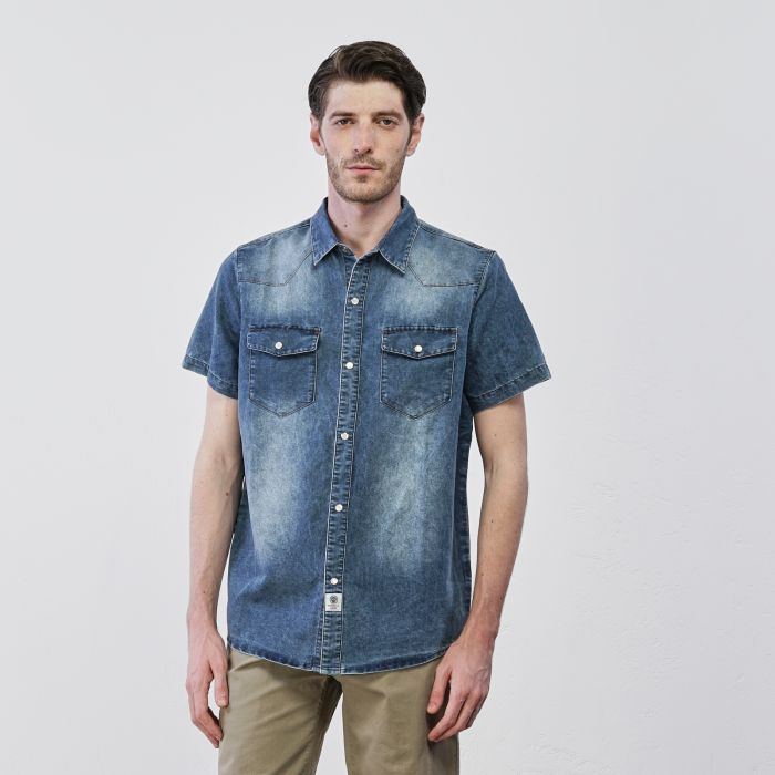 Camicia blu da uomo in denimi con maniche corte