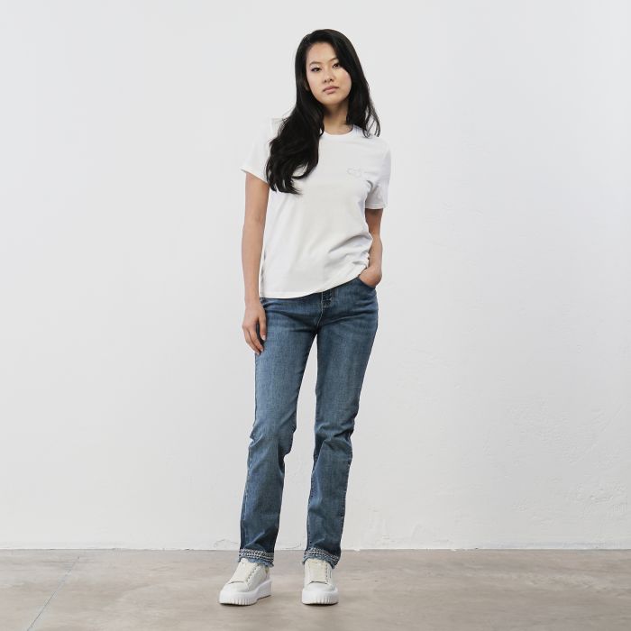 Jeans azzurri da donna con tasche e orlo sfrangiato con ricami