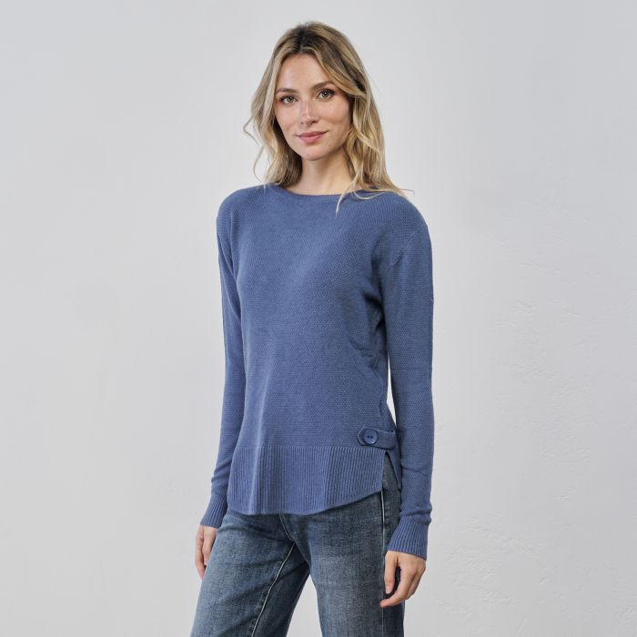 Maglioncino azzurro da donna con dettaglio bottone