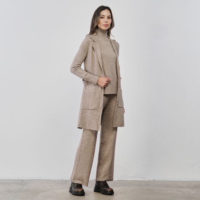 Gilet beige lungo da donna in maglia con tasche