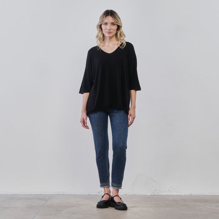 Jeans blu da donna con orlo sfrangiato e dettaglio ricamo