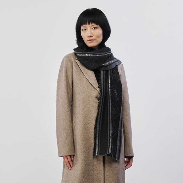 Sciarpa nera con loghi e dettagli in lurex