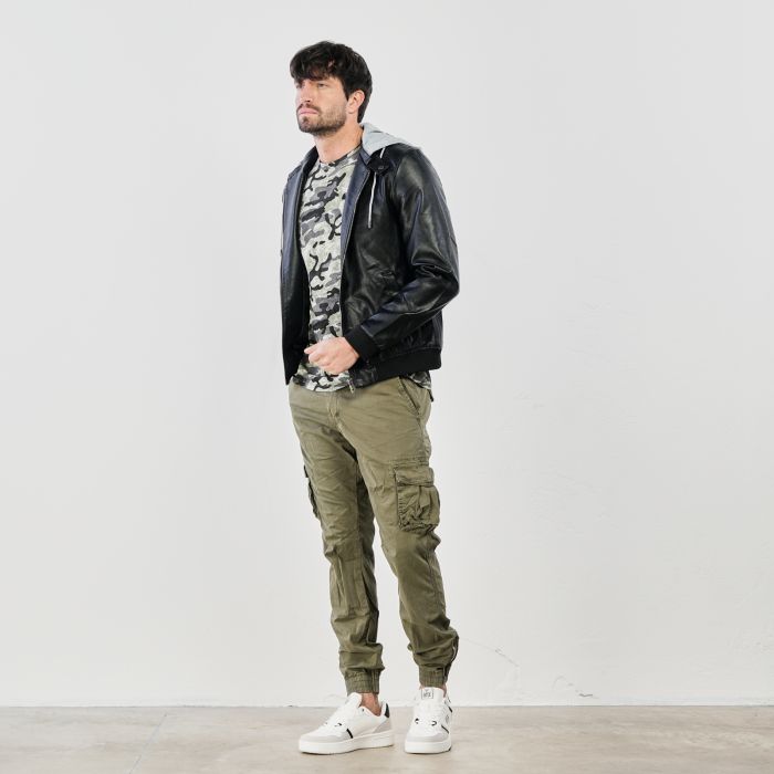 Giacca nera con zip e cappuccio in tessuto