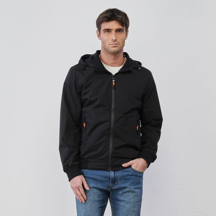 Giacca nera sportiva da uomo in tessuto tecnico con tasche e cappuccio
