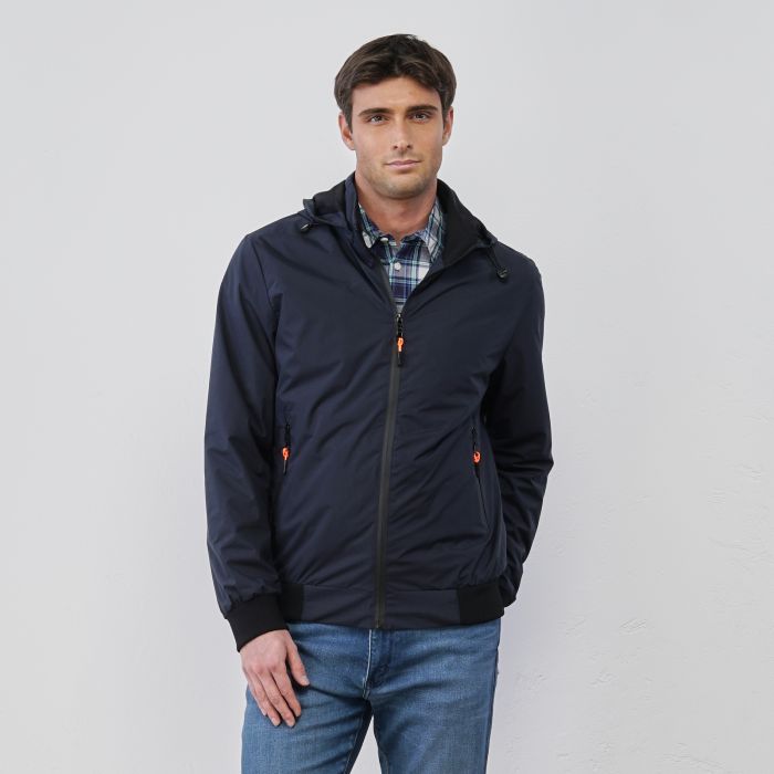 Giacca blu sportiva da uomo in tessuto tecnico con tasche e cappuccio