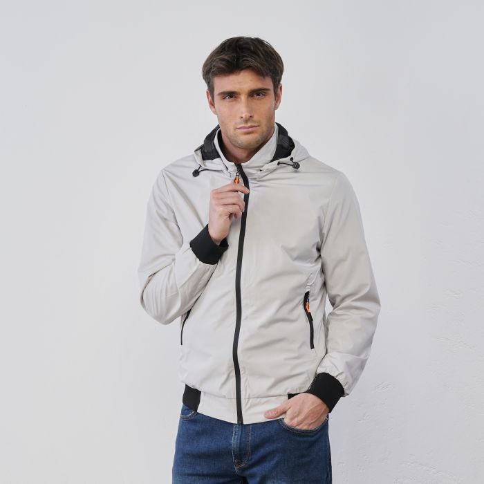 Giacca grigia sportiva da uomo in tessuto tecnico con tasche e cappuccio