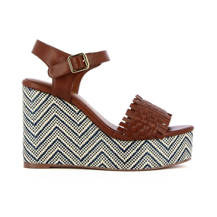 Zeppe marroni intrecciate con fantasia geometrica