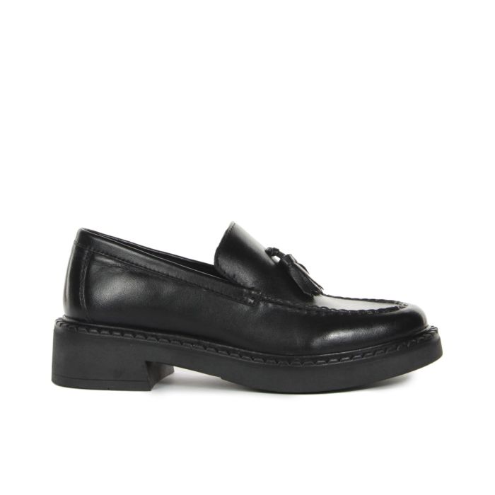 Mocassini neri eleganti con nappine