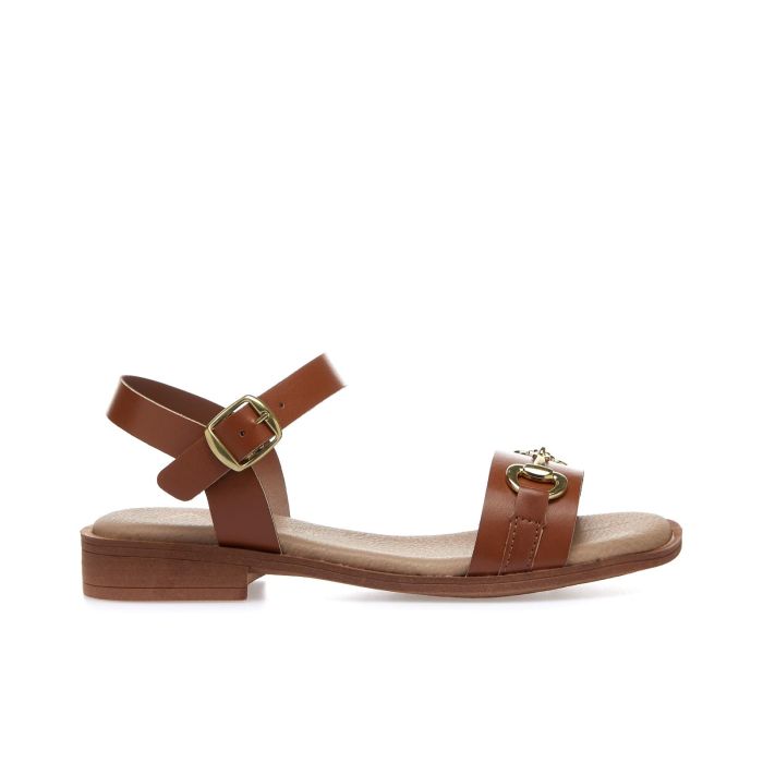 Sandali bassi marroni con morsetto dorato