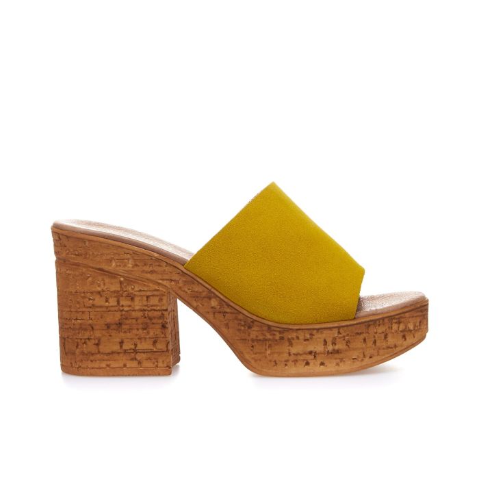 Zoccoli gialli in pelle con tacco e plateau