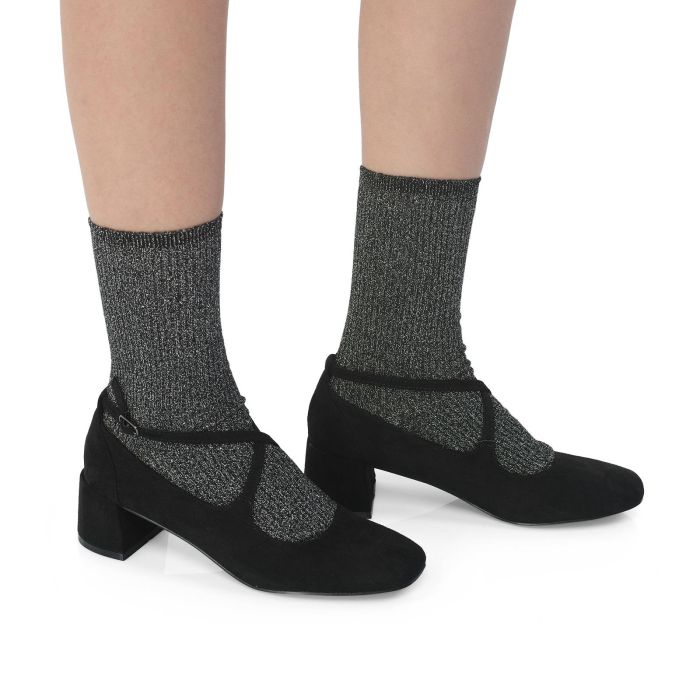 Decolletè nere con tacco largo e cinturini a incrocio