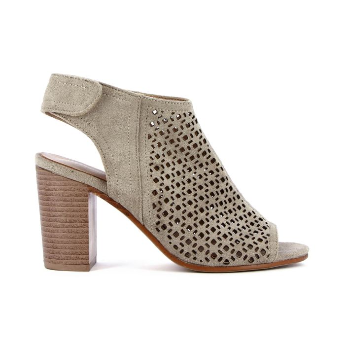 Sandali beige con tacco alto e inserto traforato