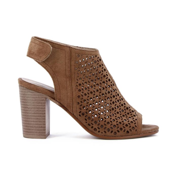 Sandali marroni con tacco alto e inserto traforato