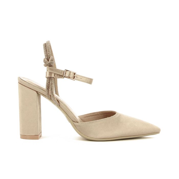 Decolletè beige satinate a punta con tacco alto largo cinturino e dettagio con strass