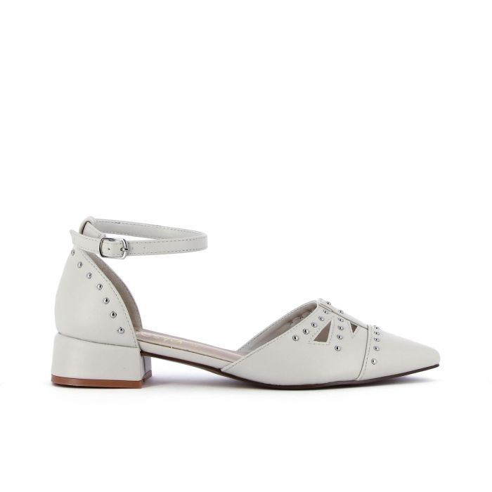 Ballerine beige a punta con dettaglio traforato borchie e tacco basso