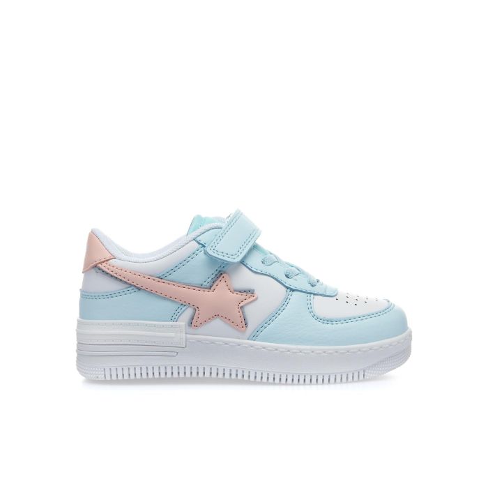 Sneakers bimba azzurra con strappo e stella