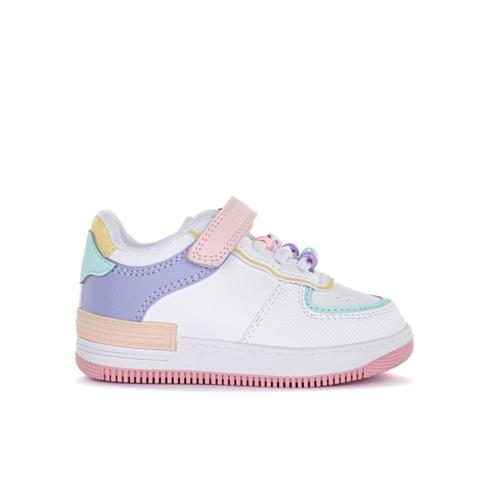 Sneakers bianche da bambina con dettagli colorati e perline sui lacci