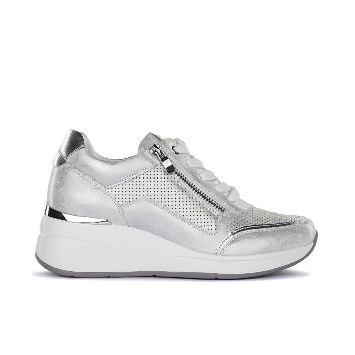 Sneakers argento con zeppa, zip laterali e inserto traforato